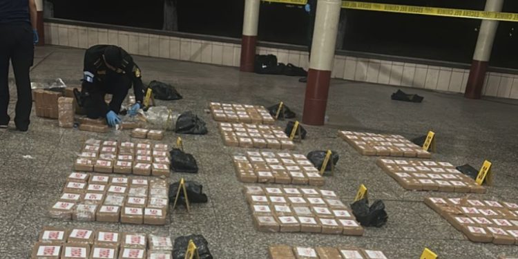 Interceptan embarcación con 799 paquetes con cocaína en aguas del Pacífico