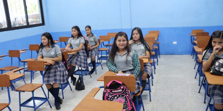 Nuevas y modernas instalaciones de instituto en Purulhá, Baja Verapaz