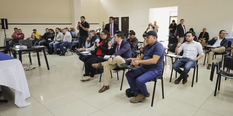 Escuchan necesidades prioritarias de infraestructura vial en comunidades de Izabal