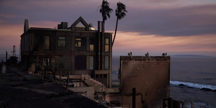 Pacific Palisades, el barrio de los ricos y famosos que quedó reducido a cenizas por los incendios en Los Ángeles