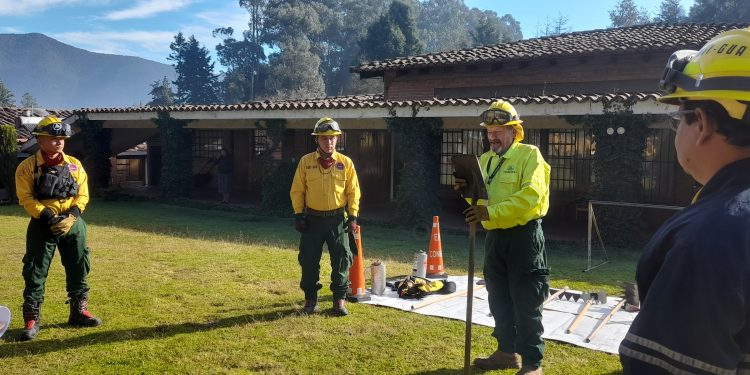 Capacitan a instructores para la formación de bomberos forestales en Quetzaltenango