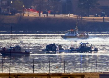 Socorristas buscan los cuerpos de las víctimas del accidente aéro en las aguas del río Potomac, en Washington DC.