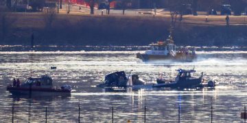 Socorristas buscan los cuerpos de las víctimas del accidente aéro en las aguas del río Potomac, en Washington DC.