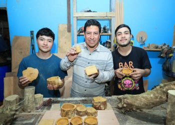 Además de cultivar el café, José González aprovecha los troncos del cafeto para elaborar artesanías.