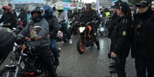 Advierten sobre la mejor manera de conducirse en la Caravana del Zorro. / Foto: Álvaro Interiano.