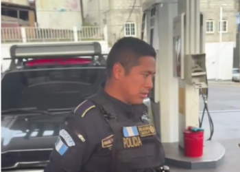 Agentes de la PNC capturados en Totonicapán se conducían bajo efectos de licor. / Imagen tomada de video.