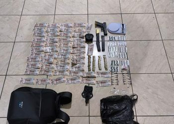Armas y dinero decomisados en operativo en colonia Landívar, zona 7. / Foto: PNC.