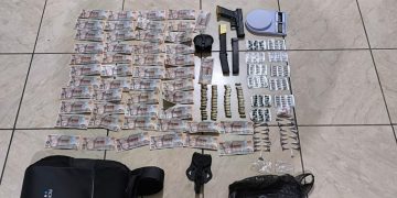 Armas y dinero decomisados en operativo en colonia Landívar, zona 7. / Foto: PNC.