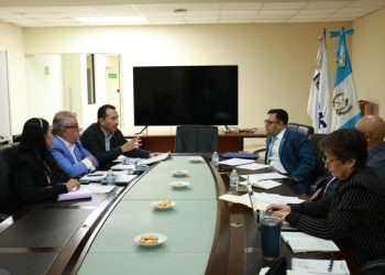 Autoridades se reunieron con representantes de transportistas de carga internacional. / Foto: DGT.