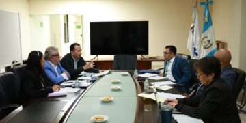 Autoridades se reunieron con representantes de transportistas de carga internacional. / Foto: DGT.