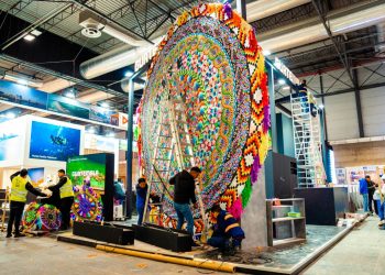 Trabajadores y artesanos, durante los preparativos del estand de Guatemala en la Fitur 2025, en Madrid.