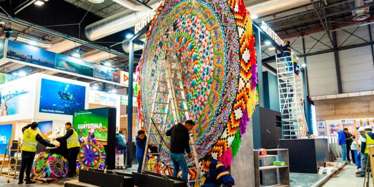 Trabajadores y artesanos, durante los preparativos del estand de Guatemala en la Fitur 2025, en Madrid.