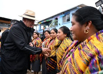 El presidente Bernardo Arévalo saluda a miembros del caserío Asunción Chivoc, San Juan Sacatepéquez, a quienes entregó escritura de tierra para uso comunal.