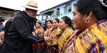 El presidente Bernardo Arévalo saluda a miembros del caserío Asunción Chivoc, San Juan Sacatepéquez, a quienes entregó escritura de tierra para uso comunal.