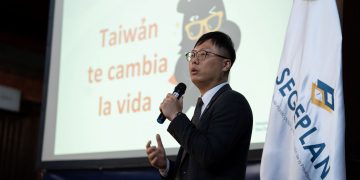 Un representante de la Embajada de la República de China (Taiwán) sobre los programas de becas de estudios superiores en ese país.