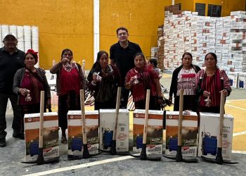 Pobladores que se dedican a la agricultura familiar reciben insumos por medio del Bono Campesino del MAGA, en diferentes departamentos. /Foto: MAGA