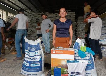 Agricultora recibe insumos que forman parte del Bono Campesino del MAGA.