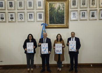 El canciller Carlos Ramiro Martínez (segundo) junto los tres viceminitros, durante la presentación de la campaña "Guatemala, cerca de ti".