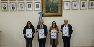 El canciller Carlos Ramiro Martínez (segundo) junto los tres viceminitros, durante la presentación de la campaña "Guatemala, cerca de ti".