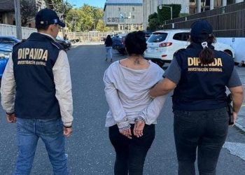 Agentes de la PNC trasladan a una mujer detinida en la zona 18, en acciones que forman parte de la lucha contra las extorsiones.