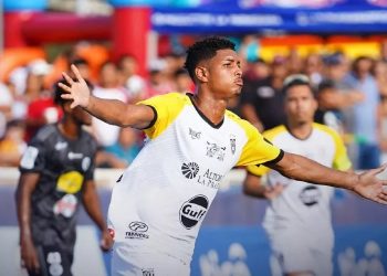 Davis Contreras, quien en la imagen celebra una anotación con el CAI de Panamá, reforzará la delantera del Municipal.