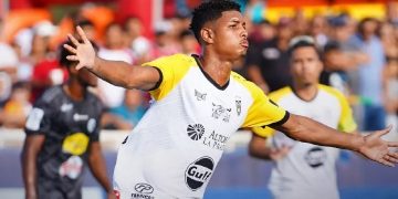 Davis Contreras, quien en la imagen celebra una anotación con el CAI de Panamá, reforzará la delantera del Municipal.