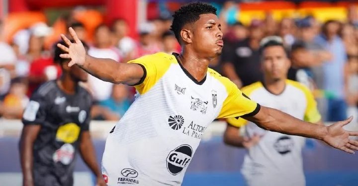 Davis Contreras, quien en la imagen celebra una anotación con el CAI de Panamá, reforzará la delantera del Municipal.