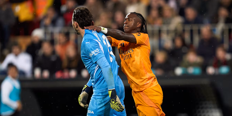 Vinícius Jr es sancionado con dos partidos por golpear a rival