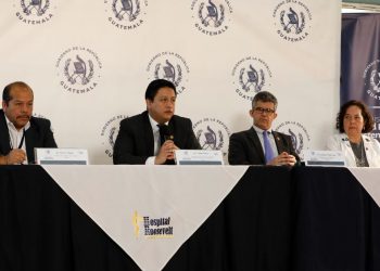 Conferencia de prensa por denuncia de corrupción sobre construcción de un banco de leche. / Foto: Alex Jacinto.