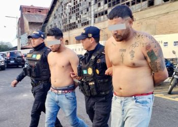 Los asaltabuses fueron identificados como Selvin “N”, de 25 años, y Cristopher “N”, de 20 años. / Foto: PNC