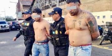 Los asaltabuses fueron identificados como Selvin “N”, de 25 años, y Cristopher “N”, de 20 años. / Foto: PNC