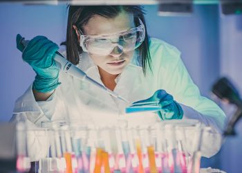 Científicos aprovechar la inteligencia artificial para descubrir posibles antibióticos contra bacteria resistente.
