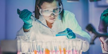Científicos aprovechar la inteligencia artificial para descubrir posibles antibióticos contra bacteria resistente.