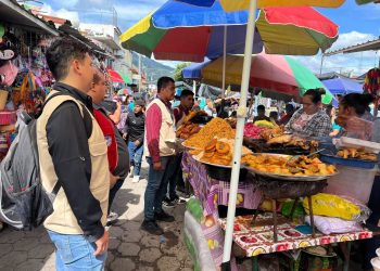 Supervisan puestos de comida en Esquipulas, Chiquimula. / Foto: MSPAS.