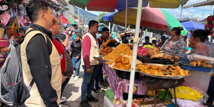 Supervisan puestos de comida en Esquipulas, Chiquimula. / Foto: MSPAS.