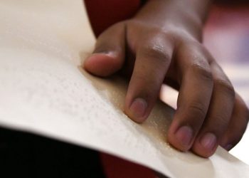 El braille es un sistema que utiliza la colocación de puntos en relieve.