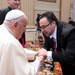 Embajador en la Santa Sede participa en reunión con el papa