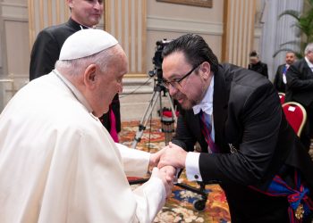 Embajador en la Santa Sede presenta sus saludos al papa Francisco. / Foto: Minex.