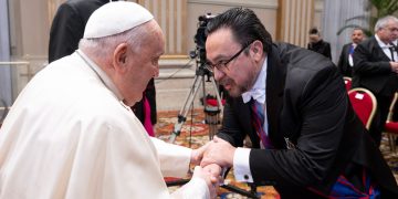 Embajador en la Santa Sede presenta sus saludos al papa Francisco. / Foto: Minex.