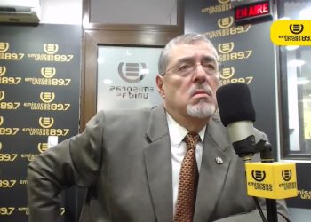 Presidente Bernardo Arévalo en Emisoras Unidas conversa sonre el apoyo a guatemaltecos recornados.