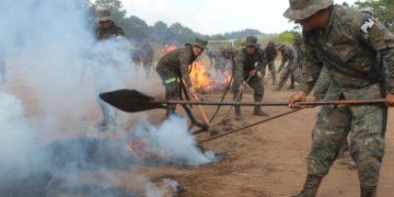 Entrenamiento de soldados en técnicas de control de incendios forestales. / Foto: Mindef.