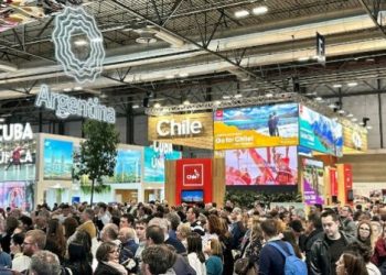 Cientos de personas recorren los diferentes estands en la Feria Internacional de Turismo (Fitur 2025) en Madrid.