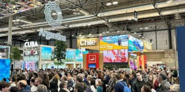 Cientos de personas recorren los diferentes estands en la Feria Internacional de Turismo (Fitur 2025) en Madrid.