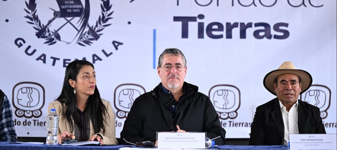 Presidente entrega escrituras en San Juan Sacatepéquez y garantiza el acceso a la tierra.