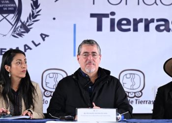 Presidente entrega escrituras en San Juan Sacatepéquez y garantiza el acceso a la tierra.