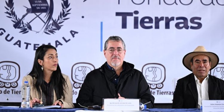 Presidente entrega escrituras en San Juan Sacatepéquez y garantiza el acceso a la tierra.