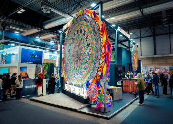 Barrilestes gigantes dan la bienvenida a los visitantes al estand de Guatemala en la Feria Internacional de Turismo (Fitur) 2025 en Madrid, donde se busca atraer inversiones para el sector turismo.