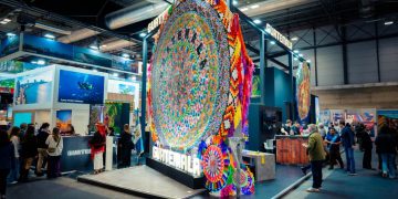 Barrilestes gigantes dan la bienvenida a los visitantes al estand de Guatemala en la Feria Internacional de Turismo (Fitur) 2025 en Madrid, donde se busca atraer inversiones para el sector turismo.