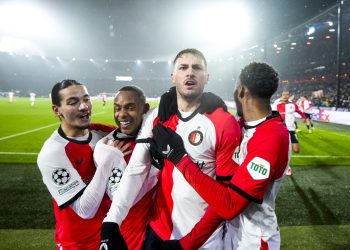 El Feyenoord de Santiago Giménez vapulea al Bayern Múnich en la Champions League