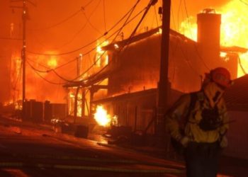 La Alcaldía de Los Ángeles declaró estado de emergencia por los incendios forestales avivados por fuerte fiento de más de 90 km/h.